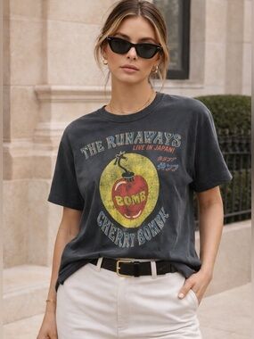 Daydreamer The Runaways Cherry Bomb Graphic Tee Japan Tour Vintage Style size M
